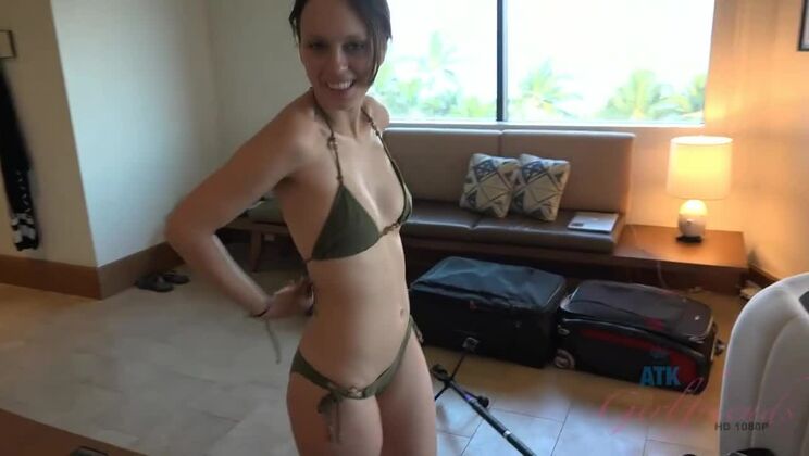 Jade Nile’s Tight Pussy Creampie - Brunette Fetish