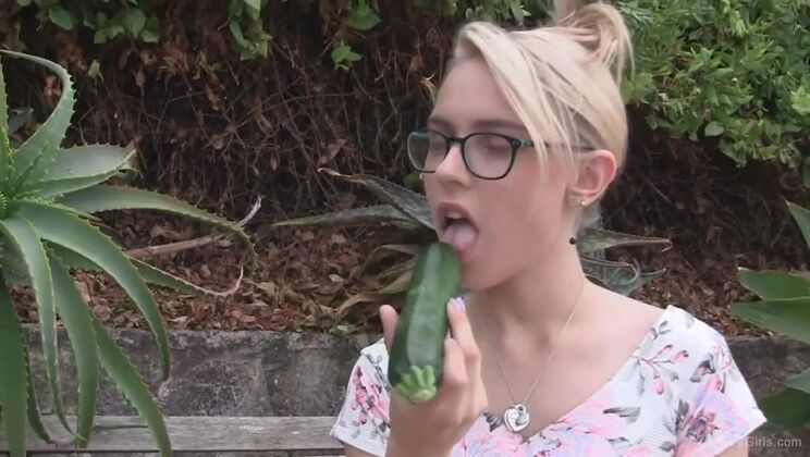 Sexy Blonde Chloe Plays With Herself Voyeur