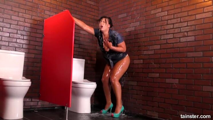 Brunette Aisha Bahadur Gives a Glamorous Handjob and Facial