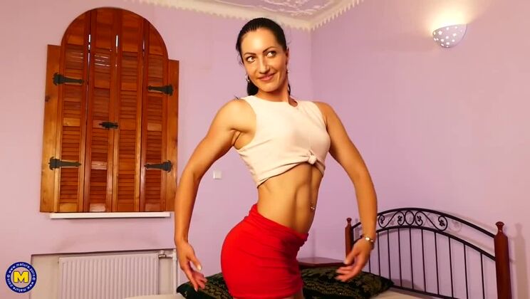 Sexy Jessica, a mom, enjoys toys!