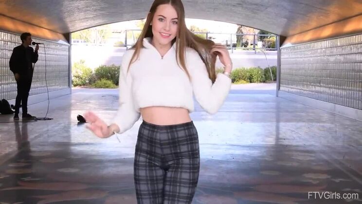 Naomi’s Hot Solo Toy Session