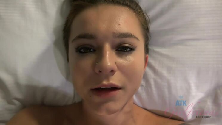 Footjob turns into creampie for Kharlie