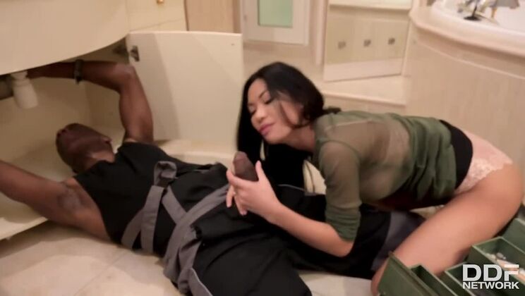 [DDFNetwork] - Polly Pons Tattooed Body Fucked by Plumber - Polly Pons