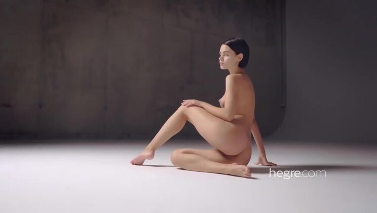 Beautiful Ariel in Sexy Skinny Outfit