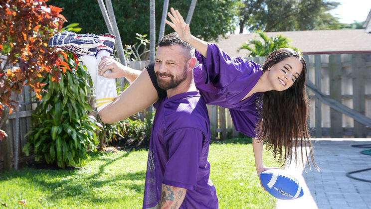 [ExxxtraSmall] - Freya's Quick Blow - Freya Von Doom - Sergeant Miles