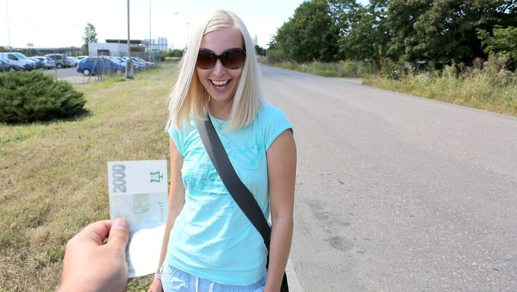 Outdoor Blowjob and Fucking in Public