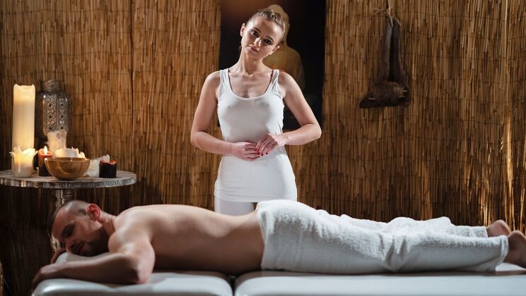 [MassageRooms] - European Petite Gets Oiled and Fucked - Lady Bug - Alex Vichner