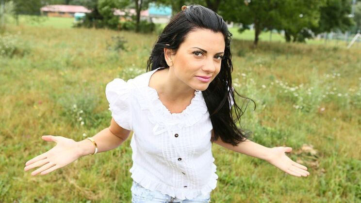 Handjob and Blowjob from Shorts-Clad Babe in Car