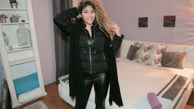 [PublicAgent] - Amateur Latina Gives a Blowjob in a Hotel - Venus Afrodita - Thomas Salek