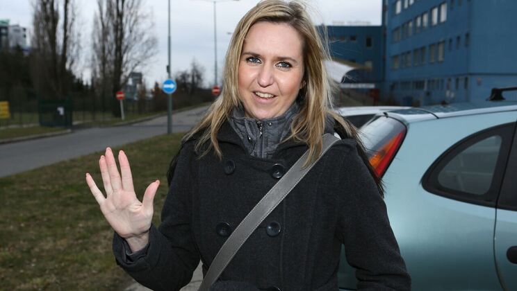 Missionary Fucking in Car with Amateur