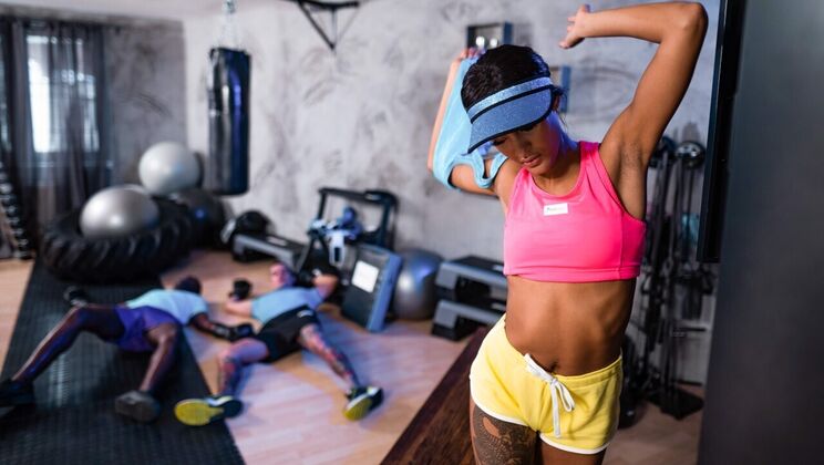 [FitnessRooms] - MMF threesome: Two guys make teen lick pussy and cum - Max Dior - Eddy Blackone - Capri Lmonde