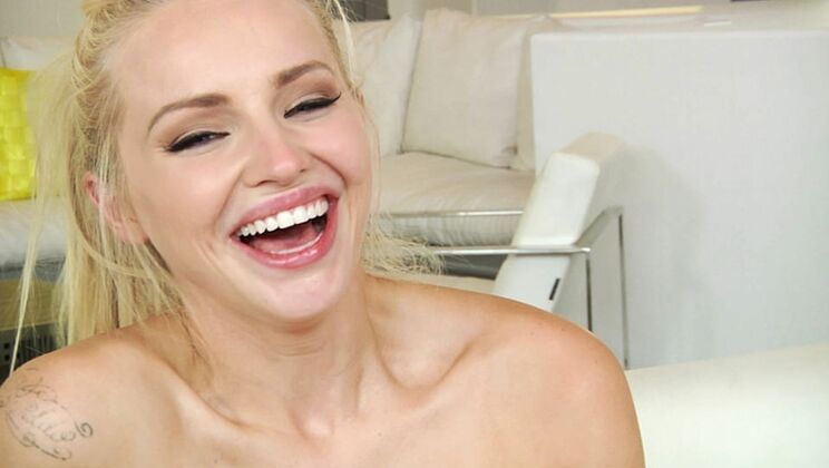 [HardX] - Blonde Bombshells: BTS with Staci Carr - Staci Carr