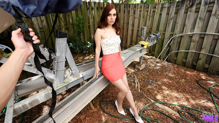 Super Skinny Stepmom Gets BJ and Facial