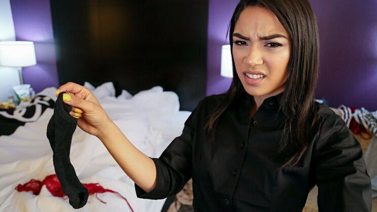 [IKnowThatGirl] -  Maid Sees Sleeping Couple in Bathroom 