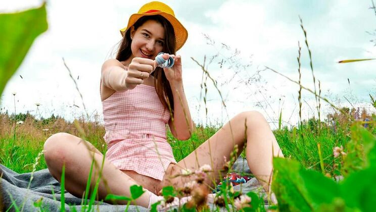 [ClubSweethearts] - Jolie Butt Orgasms In A Sea Of Colorful Flowers - Jolie Butt