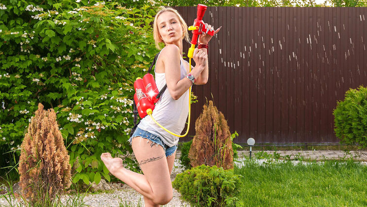 [ClubSweethearts] - Squirt Gun Fun with Skinny Babe - Tea Mint