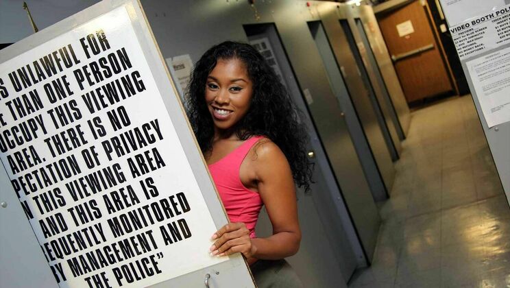 Shaved Pussy Yasmine De Leon Takes It