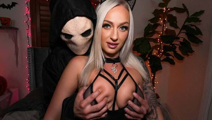 Big Ass Elana Bunnz Takes a Cumshot