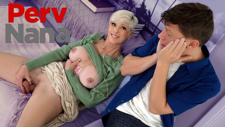 Blonde Foxxxy Darlin Pleasures Rion King with Wet Mouth