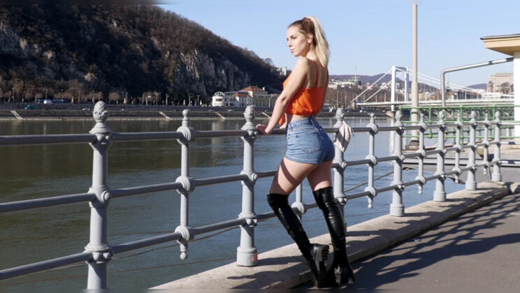 [ScenesXXXX] - Dee Vine Unveils Her Beauty in a Breathtaking Striptease Performance - Dee Vine